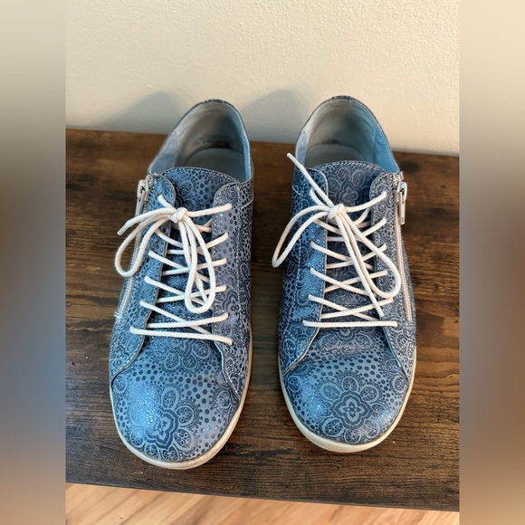 Gently used iCloud Aika tennis shoes. Size 39(8-8.5) - Picture 7 of 8